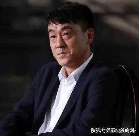 从何冰大叔多年来的表演作品中,我们可以看出他是一位实力派演员,每