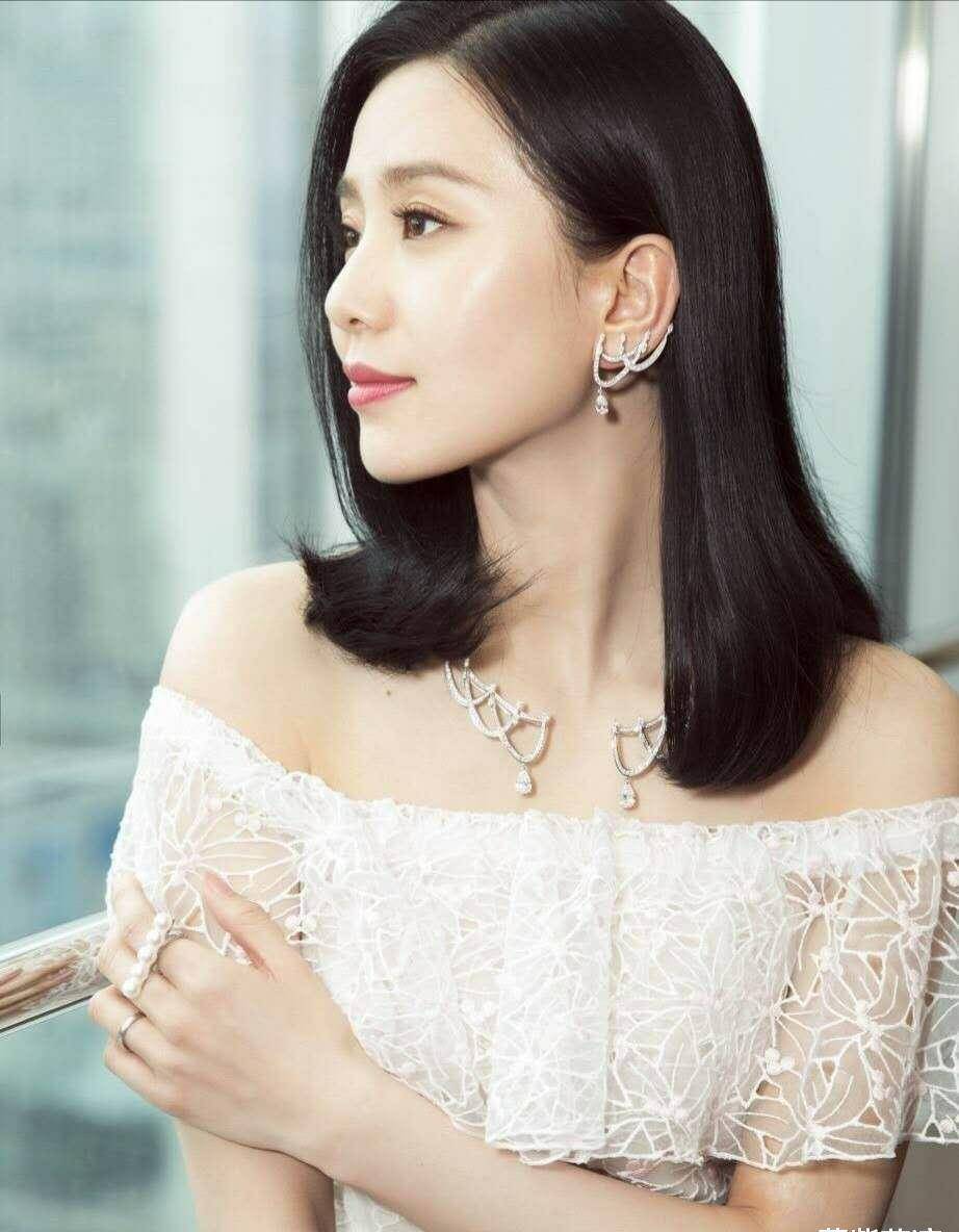 刘诗诗要复出了穿黑色长裙气场十足但眉毛差点与发际线相交