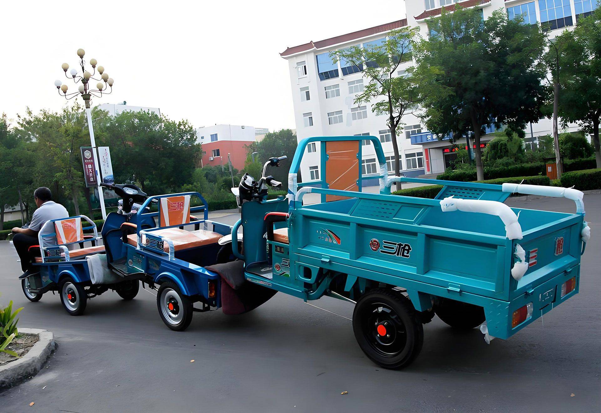 没想到这在国内大家再熟悉不过的电动三轮车,北京话叫三蹦子的车子
