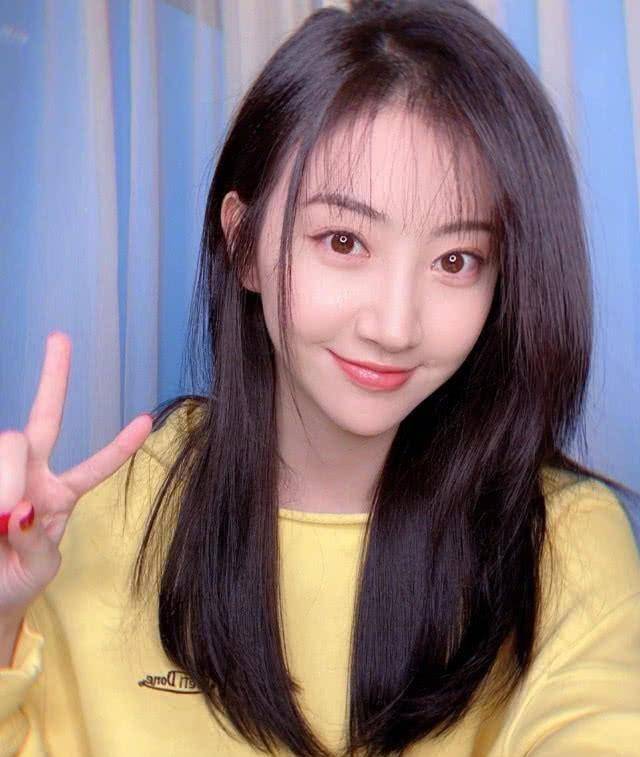 原创全网都在羡慕景甜的素颜当看到她在厕所化妆是否整容一目了然