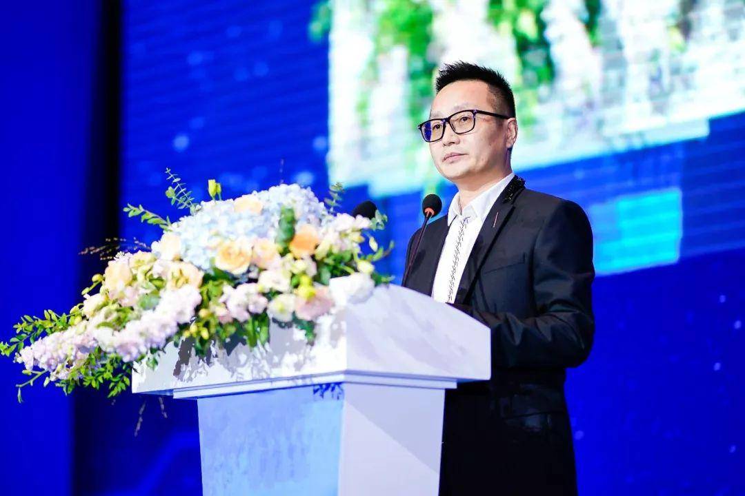 浙江温州之子李丐腾20岁白手起家如今身家210亿他如何做到