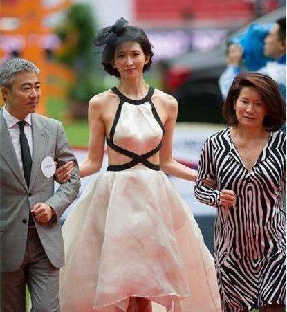 志玲姐姐竟穿肚兜出席,怪不得言承旭不敢要你_林志玲_穿着_裙子