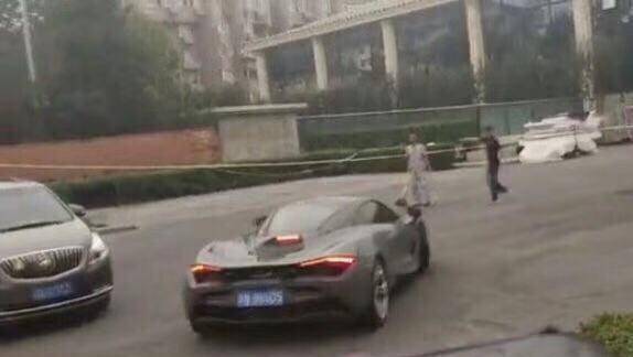 原创郭麒麟开豪车上热搜郭德纲儿子终于有了富二代的排面