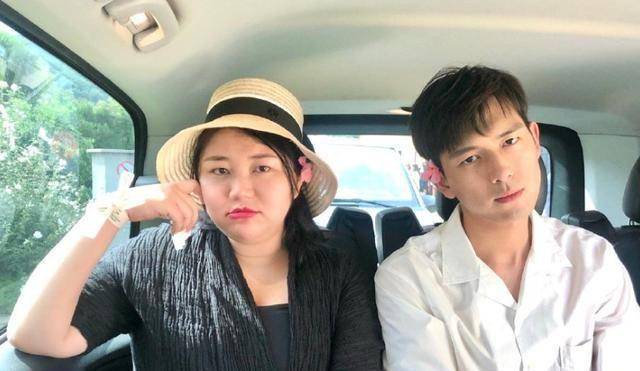 顶级经纪人曝入学北大很心酸带火了李现朱亚文背的包才20块