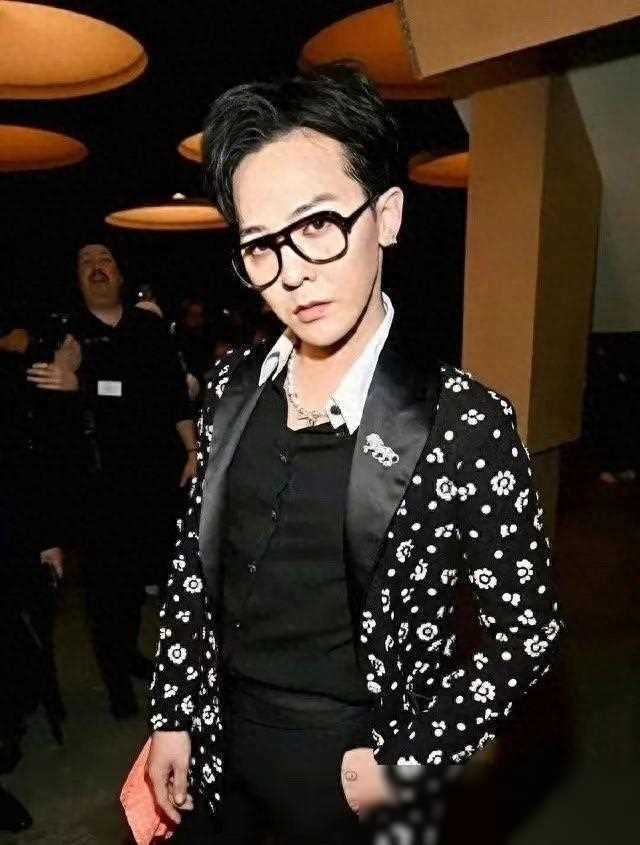 比如说,杜海涛向他下跪的场景,以及angelababy在看跑男节目时对权志龙