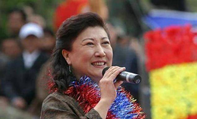 皮肤白美撞脸贾静雯,被曝败光母亲七套房产_李萱_气质_时候