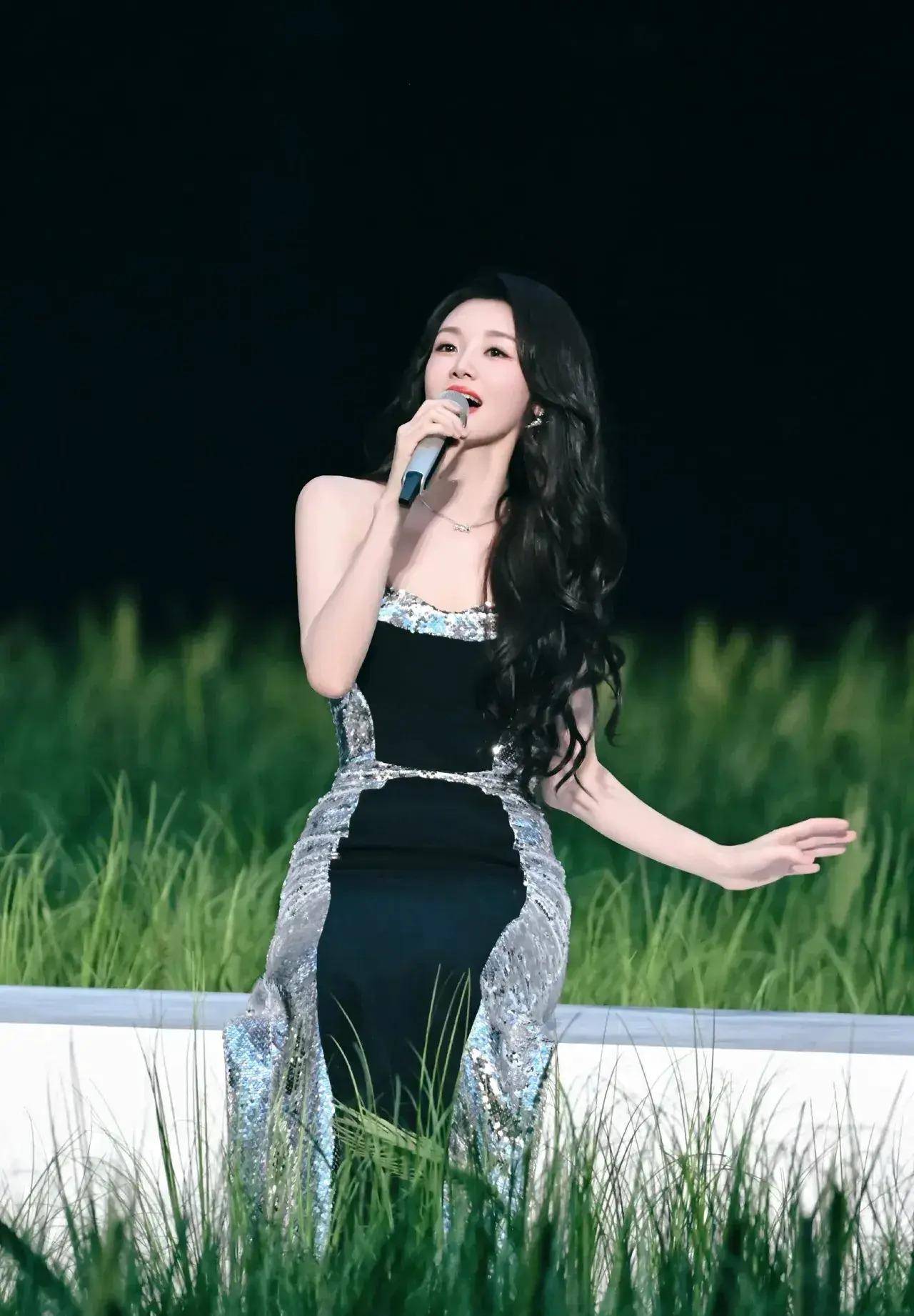 原创苗苗终于清醒了家庭主妇多年终于专心搞事业浪姐初舞台美呆