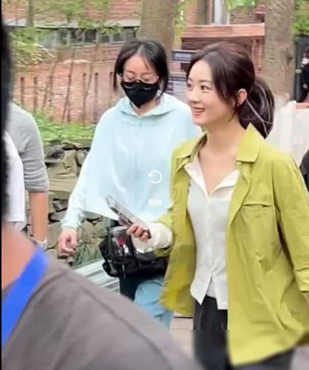 赵丽颖重庆拍戏引发巨大轰动千万粉丝疯狂追捧