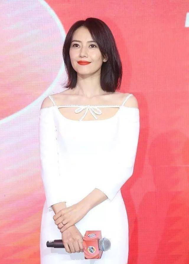原创高圆圆出席活动细节感人全程面带微笑撩头发的样子像极了初恋
