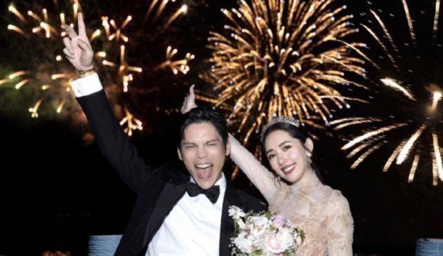 郭碧婷消失四个月低调露面带女儿坐头等舱飞香港身边未见向佐