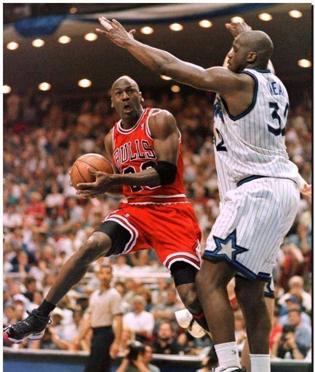 乔丹vs奥尼尔历史首次交手乔丹轰下64分奥尼尔领冠军