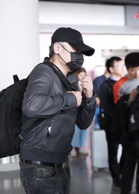 原创风波后吴秀波低调现身包裹严实发福明显双鬓雪白十分憔悴