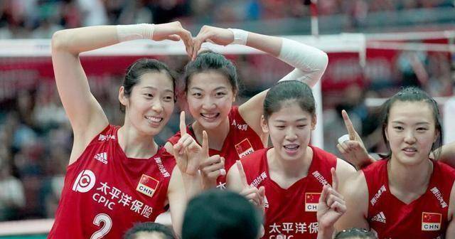 恭喜中国女排夺回世界排名第1塞尔维亚跌第3郎平布局赢了