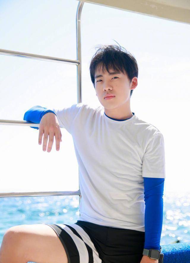 但是很多人不知道郭麒麟还有一个比他小18岁的弟弟,胖乎乎的比他还要