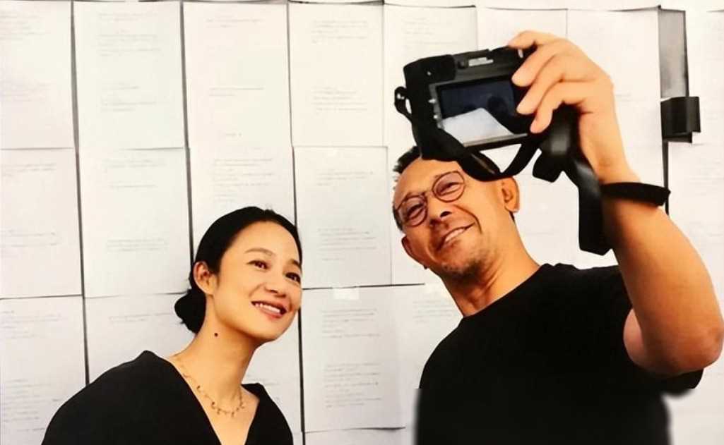 姜文罕见晒全家福46岁周韵时髦穿搭笑容灿烂与儿子亲密无间