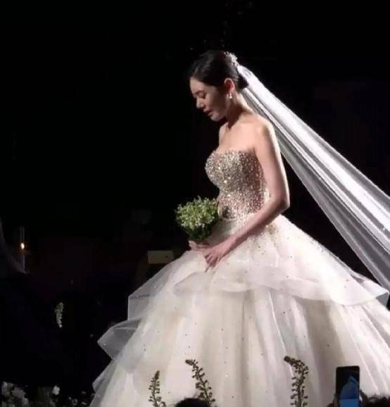 婚礼仪式开始后,秋瓷炫将走过长长的红毯,走向于晓光,所有女孩儿都曾