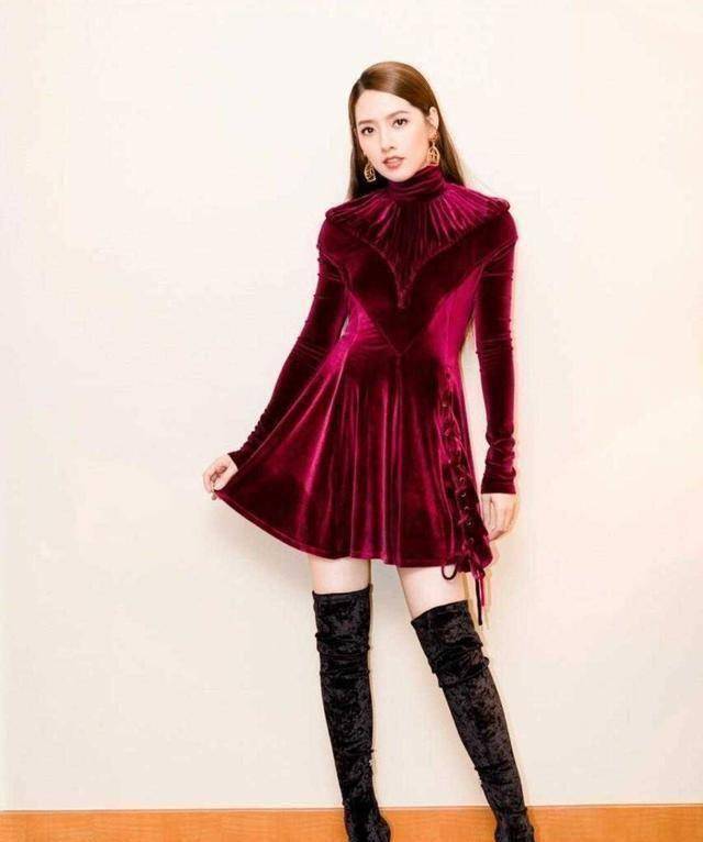 郭碧婷真有阔太范穿酒红色丝绒连衣裙配长筒靴满满高级感
