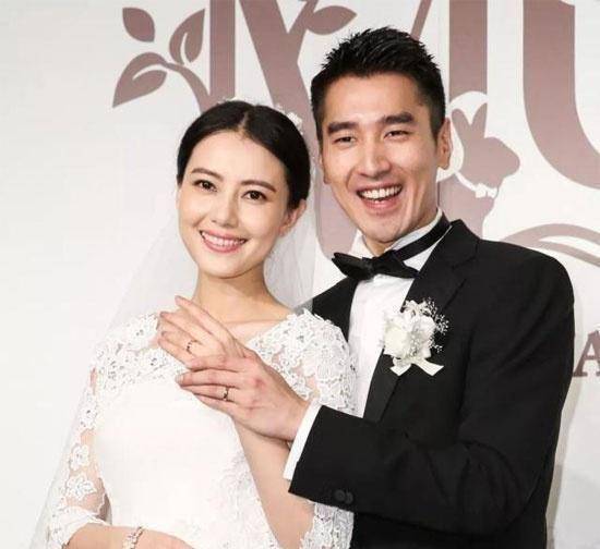 原创高圆圆被曝怀孕脸变圆刻意遮肚子引发猜测静等赵又廷官宣