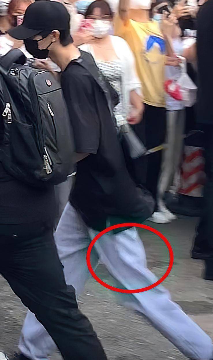 原创风波后马嘉祺首次亮相身形瘦消不敢直视镜头