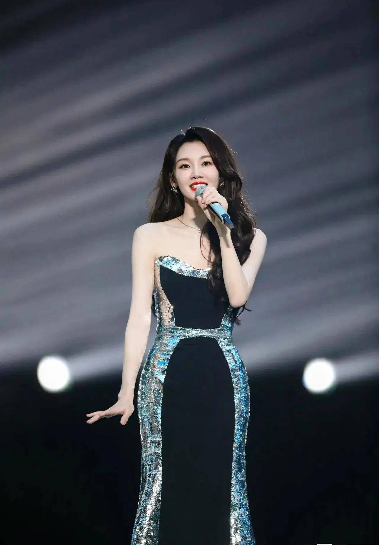 原创苗苗终于清醒了家庭主妇多年终于专心搞事业浪姐初舞台美呆