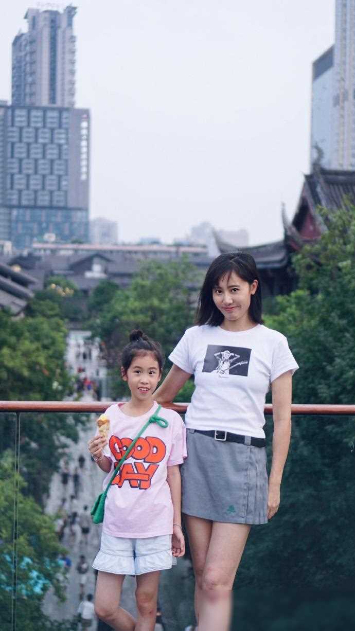 新裤子成都演唱会彭磊分享浪漫爱情故事现场气氛热烈