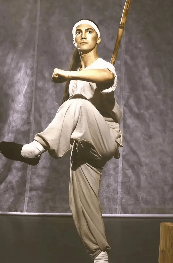 亚洲第一美男尊龙林青霞为看他一夜不睡73岁无妻无子与狗相伴