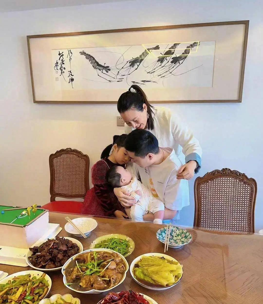 为了备战世锦赛,丁俊晖在巡回赛结束后没有回国.