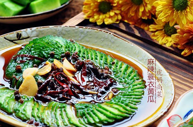 不用垫筷子,也能切出薄又整条的蓑衣黄瓜,清脆爽口入味快