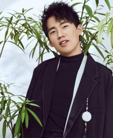 想比岳云鹏和张云雷,郭麒麟可以说是自己一波一个脚印走上来的,因为