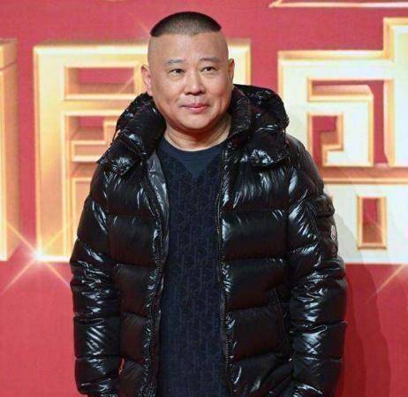 在2020国剧盛典上,郭德纲身穿羽绒服,下搭运动裤,脚蹬黑布鞋,噼里啪啦