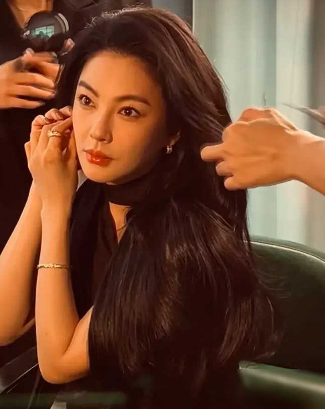 原创张雨绮早期街拍引热议网友大呼过瘾梦寐以求的美艳风格