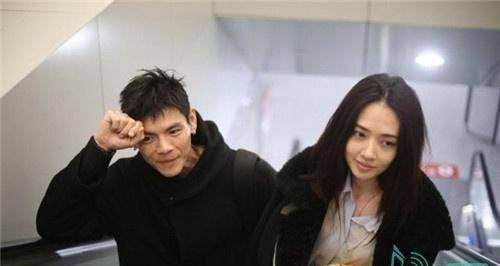 样子十分淑女,站在向佐旁边非常般配,两人身高和外形都很搭,向佐择穿