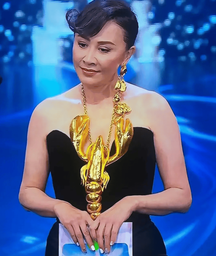 刘嘉玲现身金像奖穿龙虾装霸气亮相展现娱乐圈的新风采