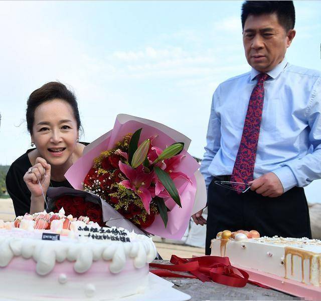郭凯敏父子齐上阵拍新戏60岁恬妞扮演女一号杀青宴上热闹非凡