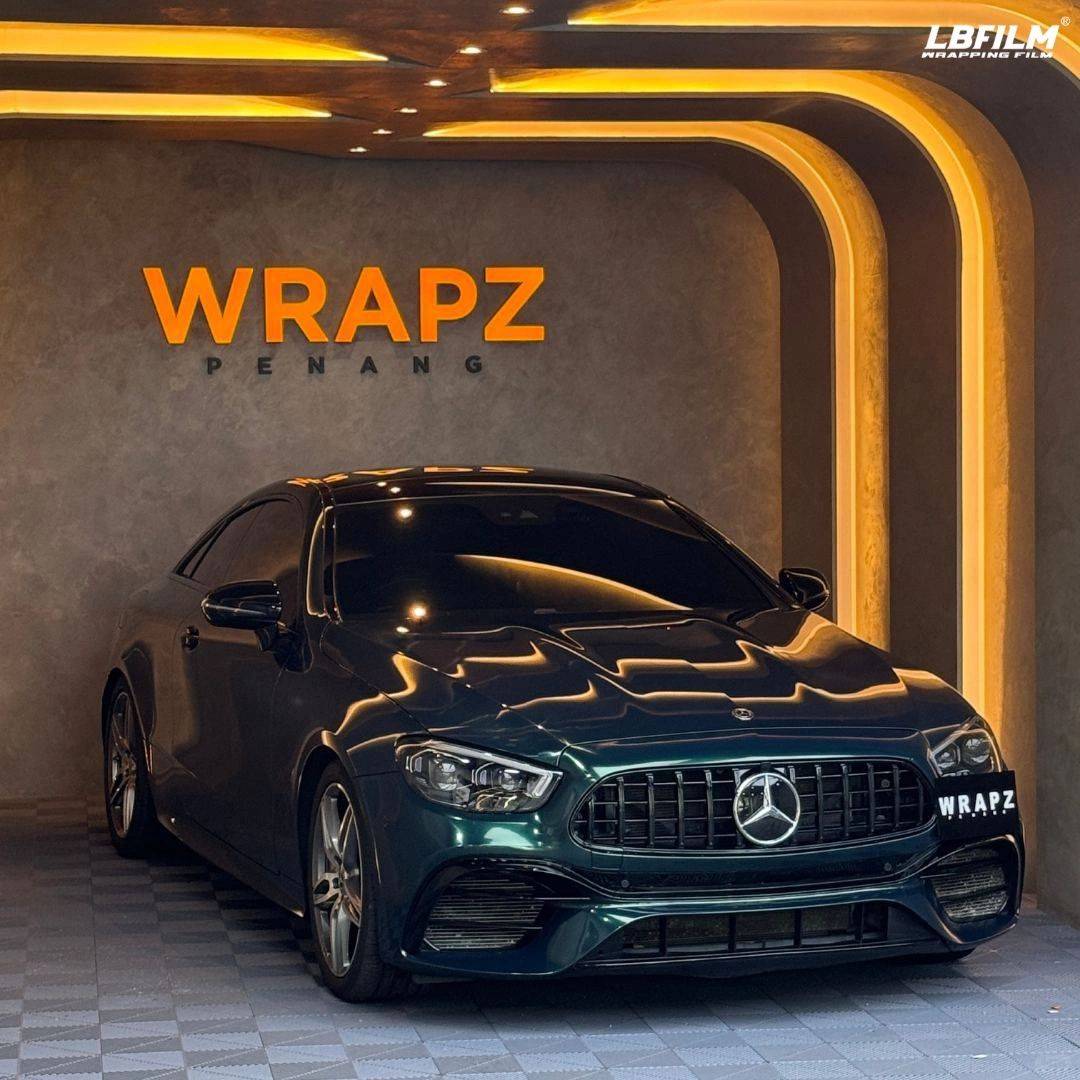 奔驰e450lb改色膜原厂漆圣雷莫绿金属质感柔和且高贵