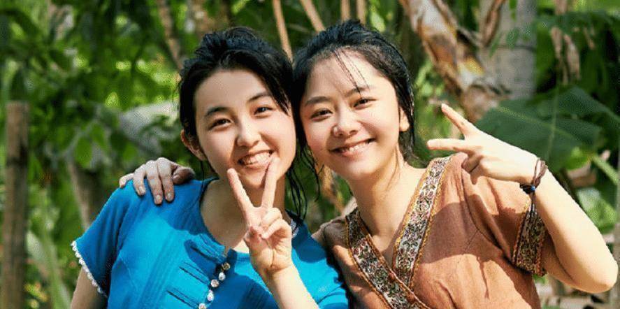 同样是穿民族服,谭松韵和张子枫并排走,谁的气质更佳很显然