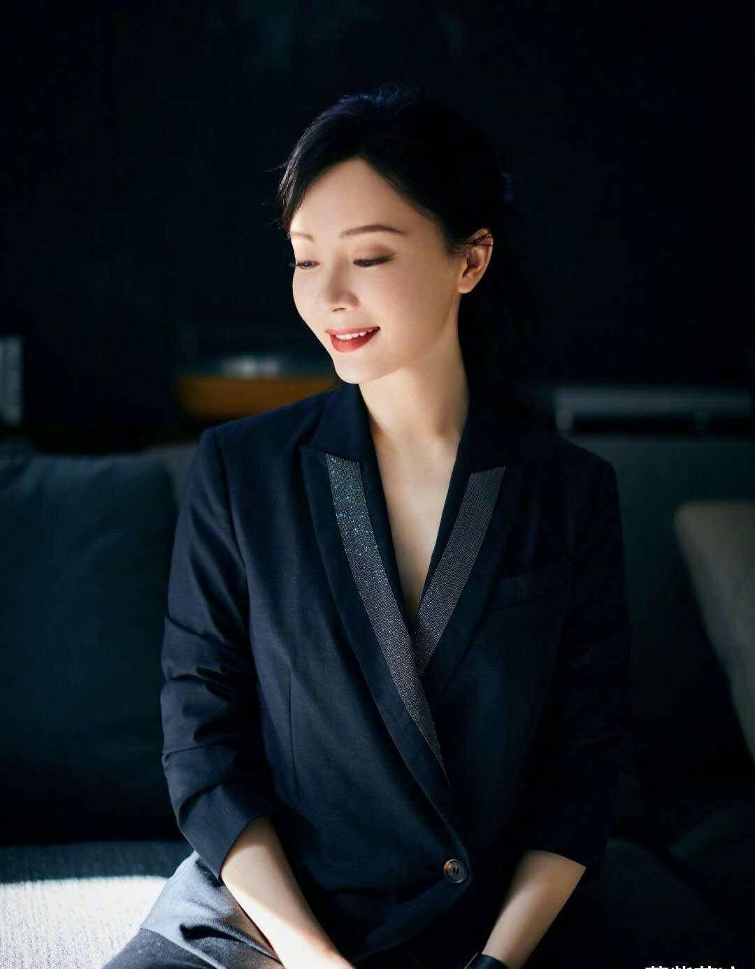 原创陈数以气场闻名但穿绿色西装像舞台剧的演出服差点翻车了