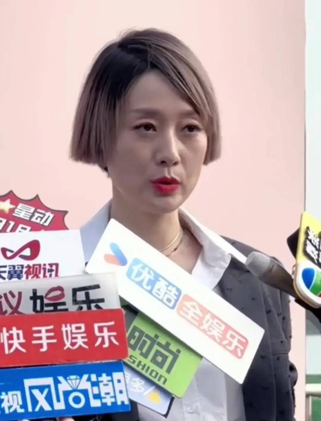 原创马伊琍参加活动脸松弛自然没修图走路唯唯诺诺生怕细跟踩木栈缝里