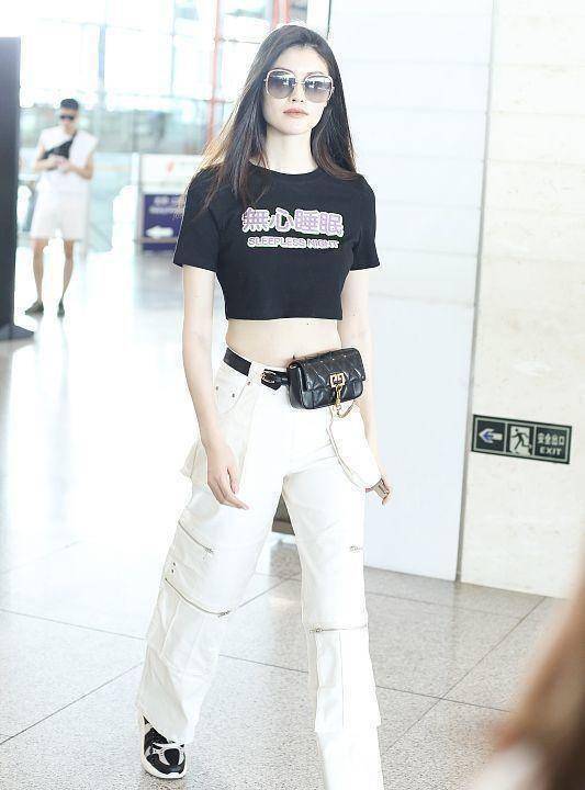 原创何穗的夏天过得太爽了吧穿半截的t恤出门超模身材真不赖