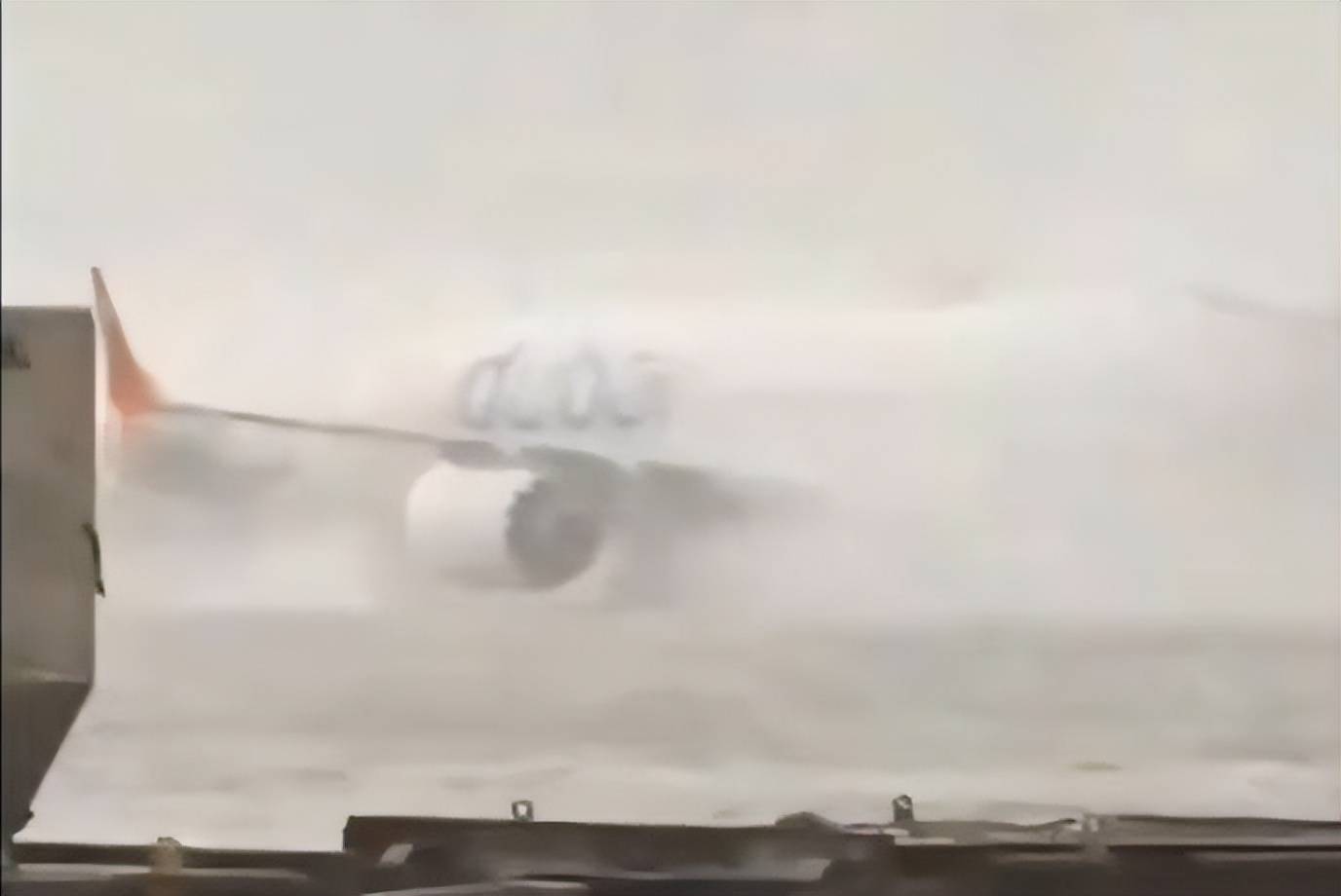 迪拜惊现绿色天空，一天时间下了一年的雨！机场成湖泊沙漠变泽国