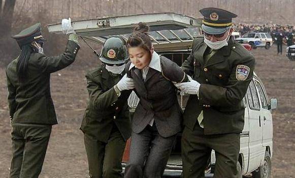 我国死囚罪犯在被执行枪决时,为什么必须要跪着?原因很简单_死刑_犯人