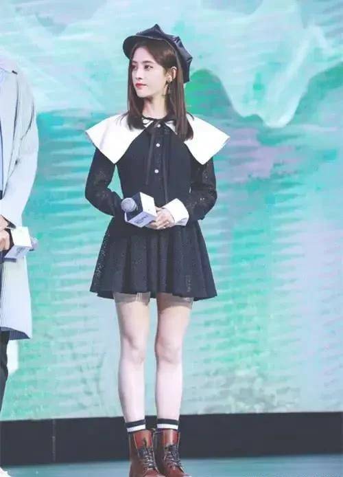 原创鞠婧祎国外游玩学生装清纯可爱虽然身高不高但胜在会搭配