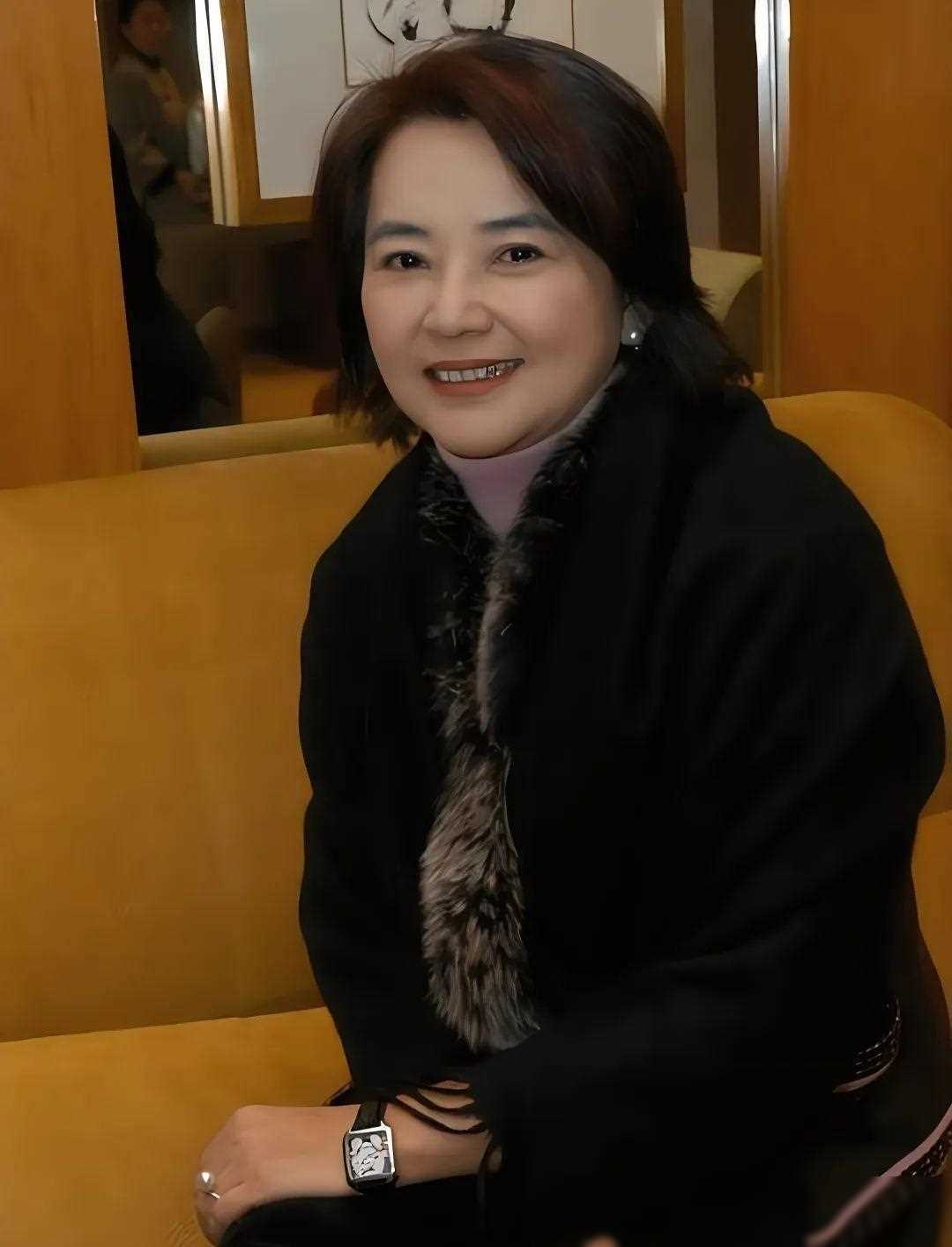 她是金马影后,嫁给香港高官,如今65岁仍优雅迷人