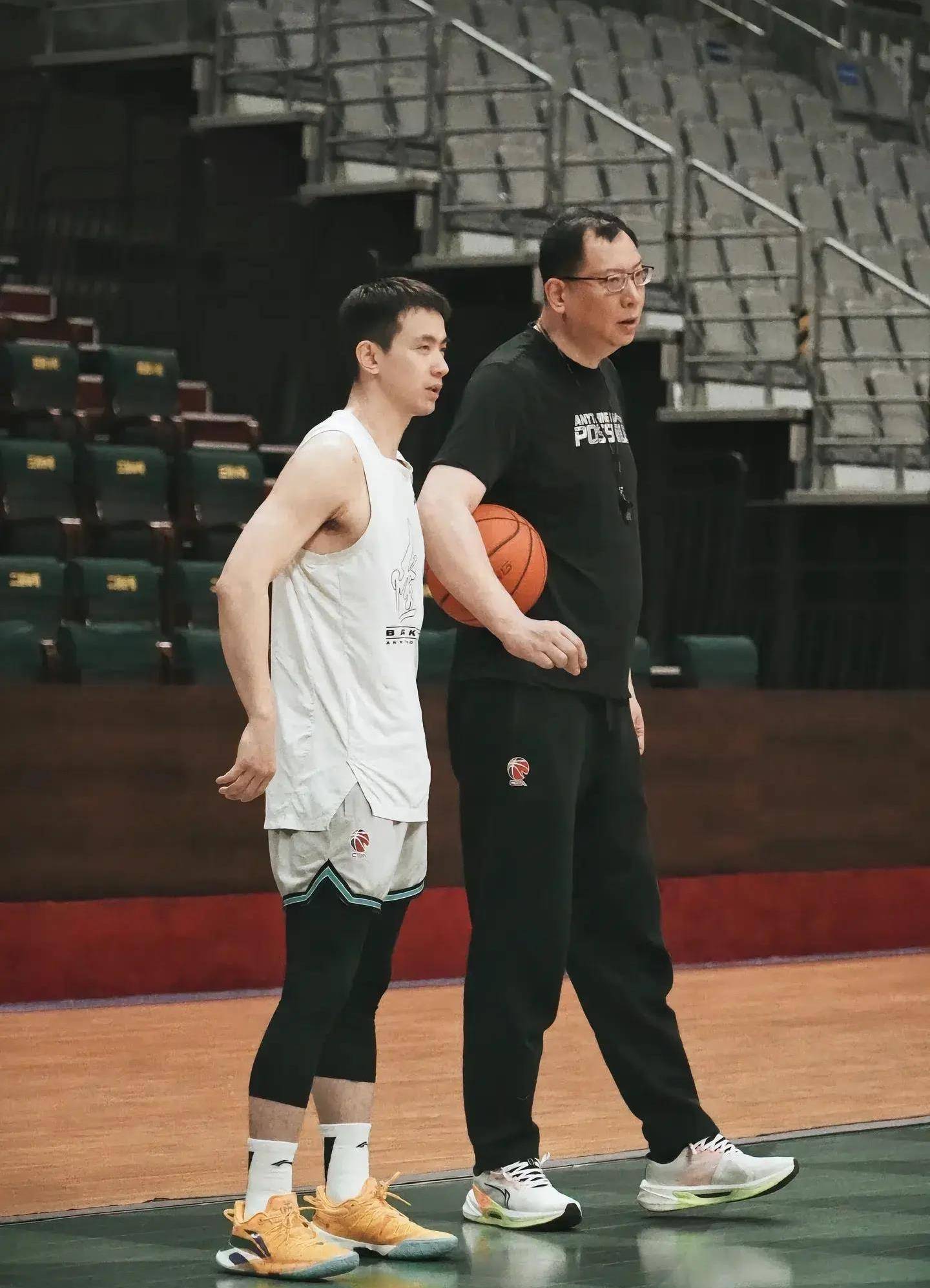 原创廖篮释放训练动态杨明专注于培养新人三个细节透露了太多信息