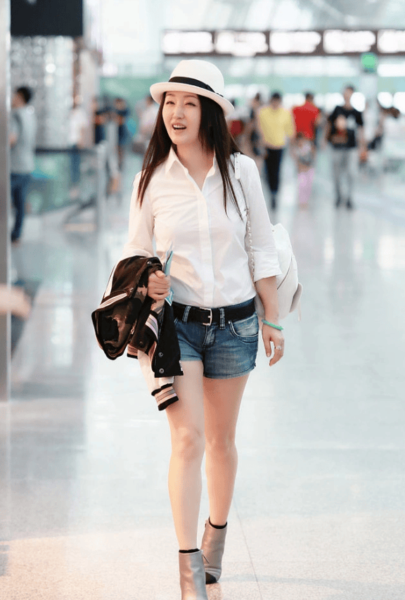 杨钰莹带来了一种新的穿搭方式:“白衬衫+短裤+短靴”，既时髦又洋气，而且很减龄。