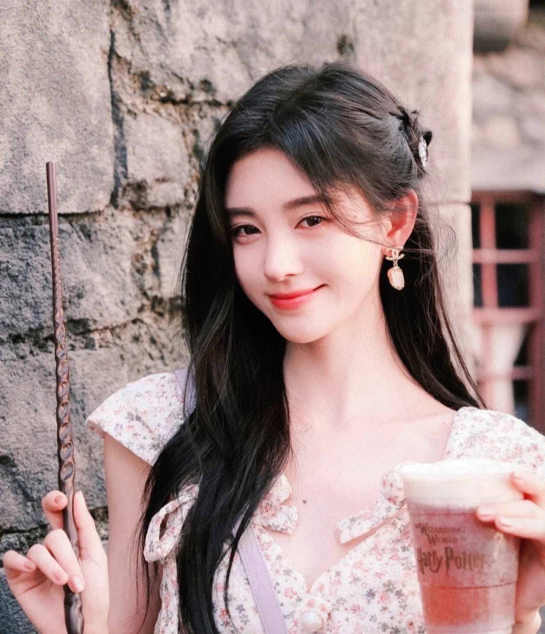 鞠婧祎在上一年影视剧《我们的婚姻》中,蒋欣出场的人物形象就和以前