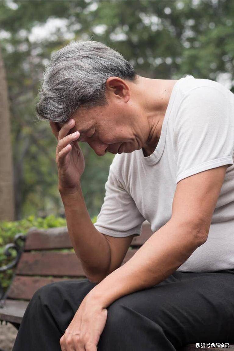 经济依赖的"寄生者"他们试图通过掌控父母的一切来缓解内心的紧张,却