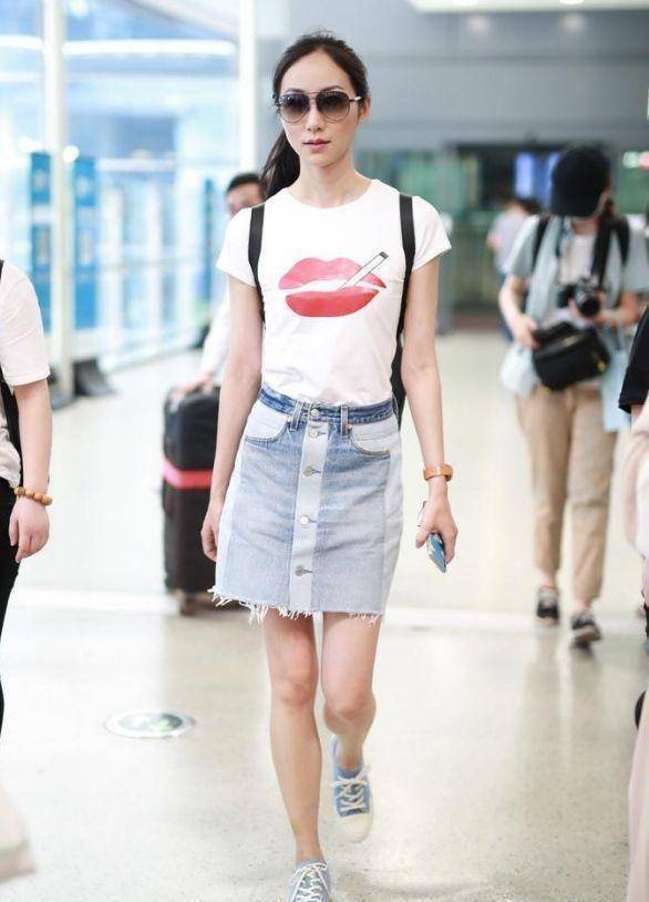 韩雪穿无袖背心搭阔腿裤,依旧万种风情,不愧是惊艳岁月的女神