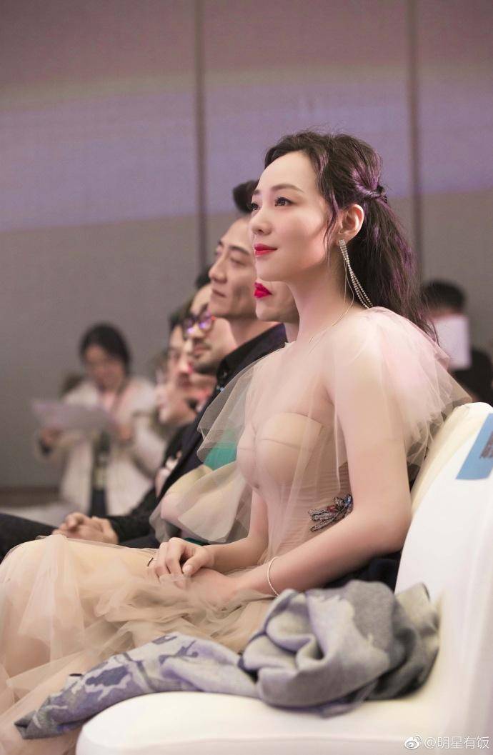 陈雅婷惊艳亮相!50度灰裙引发热议,王思聪也为之心动?