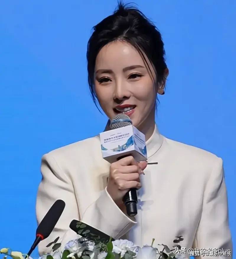 原创李思思现身网球馆素颜不p图一脸疲惫感锥子下巴越来越明显